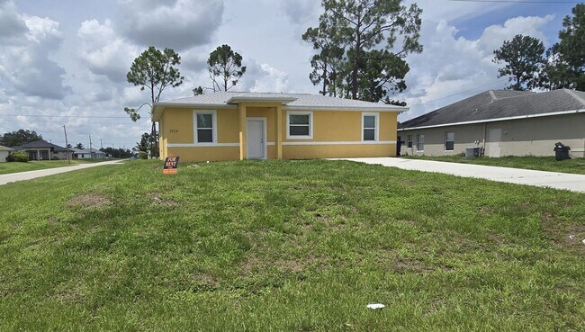 Foto del edificio - GREAT SW LEHIGH LOCATION-THREE BEDROOM -2 BATH-MOVE IN READY