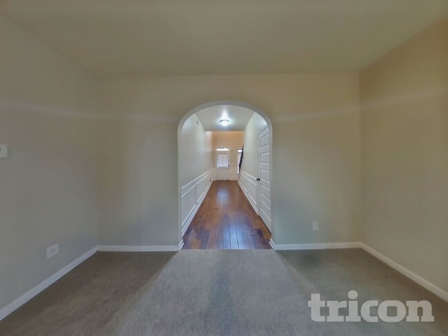 Building Photo - 744 Effendi Pl