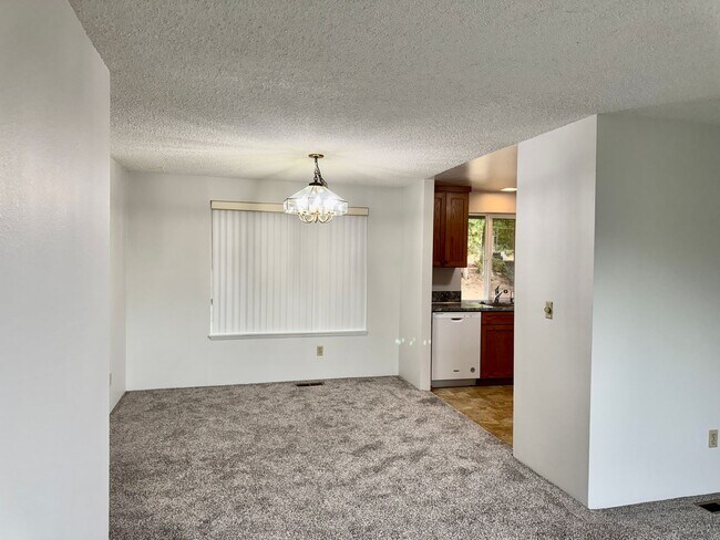Foto del edificio - 13617 SE Fairwood Blvd