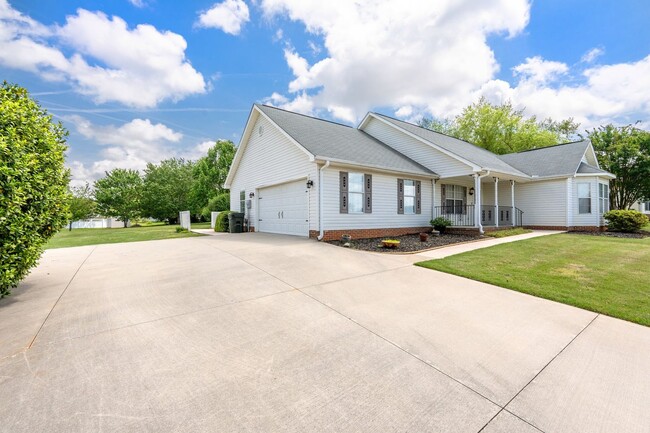 Building Photo - Spacious 3 Bedroom Home Near Downtown Greer with Large Backyard and 2-Car Garage.