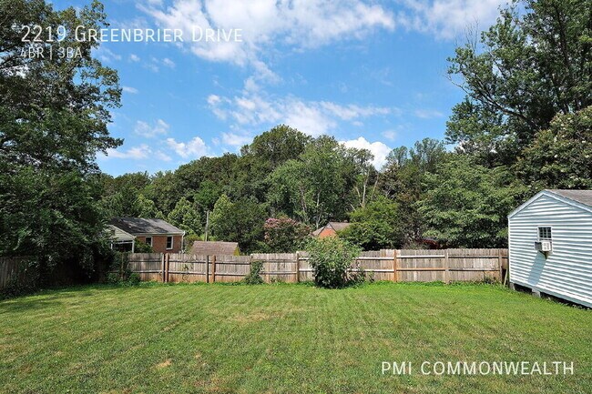 Foto del edificio - 2219 Greenbrier Dr