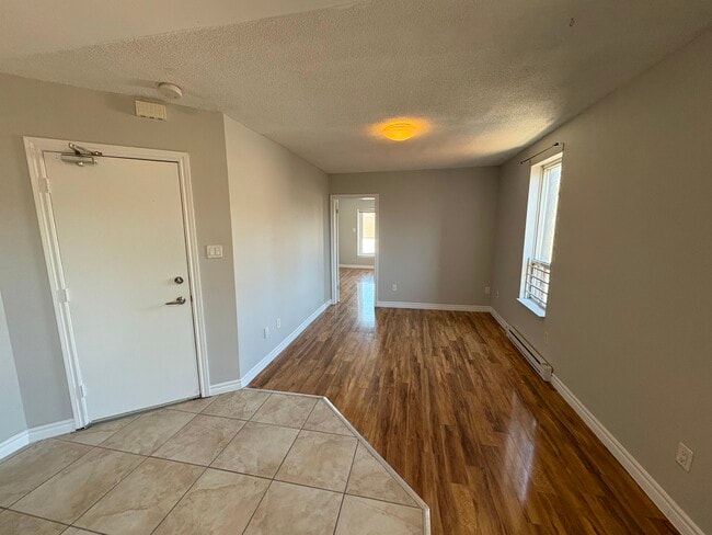 Building Photo - 2 Bedroom On Corner or King and Locke St Includes Parking