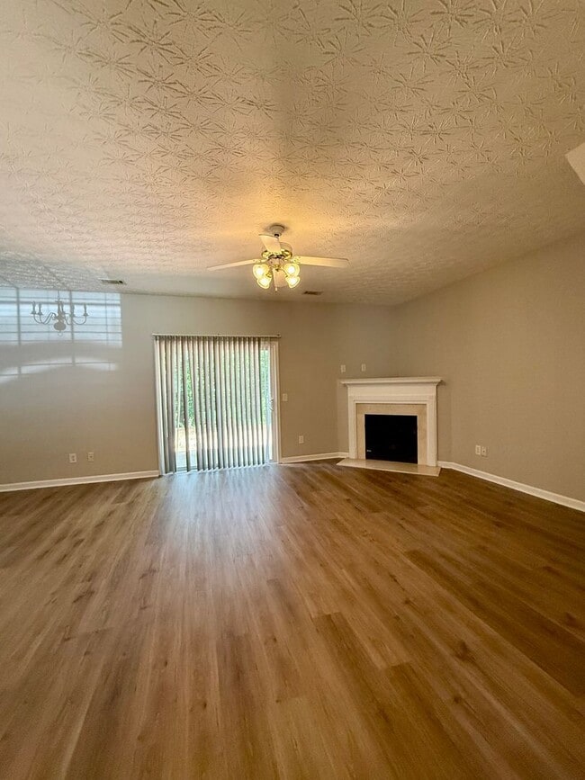Building Photo - 3 bed/2.5 bath townhome near downtown Daws...