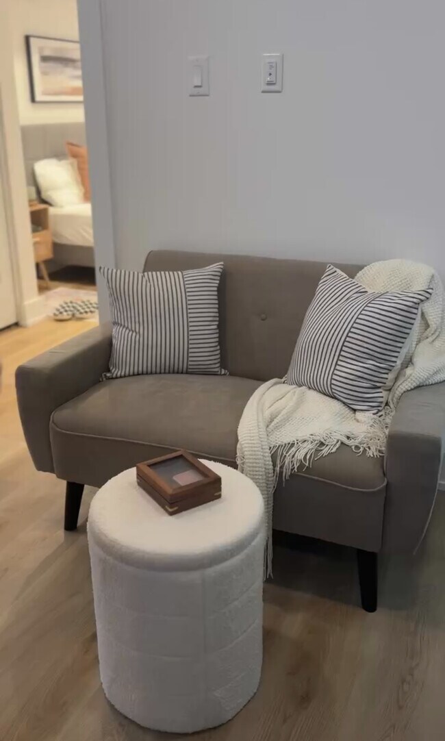 Building Photo - 142 Young St