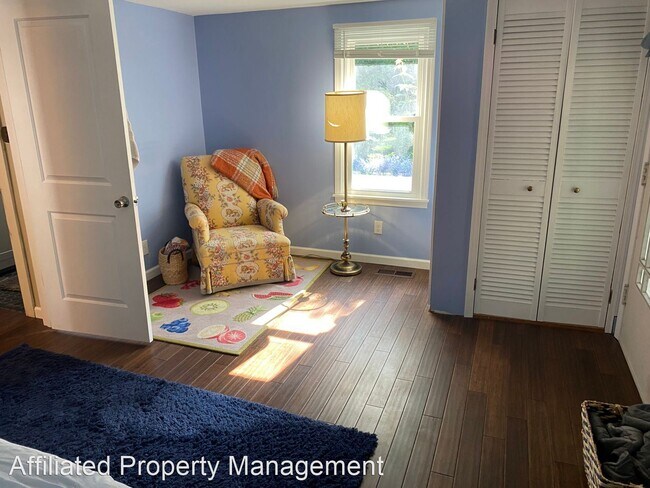 Building Photo - 2 br, 2 bath House - 3 Elm St.