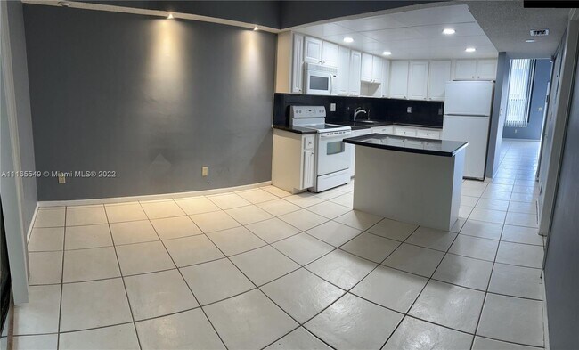 Foto del edificio - 635 N University Dr