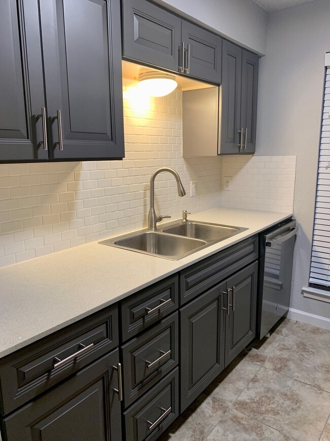 Foto del edificio - 2749 Parkchester Dr