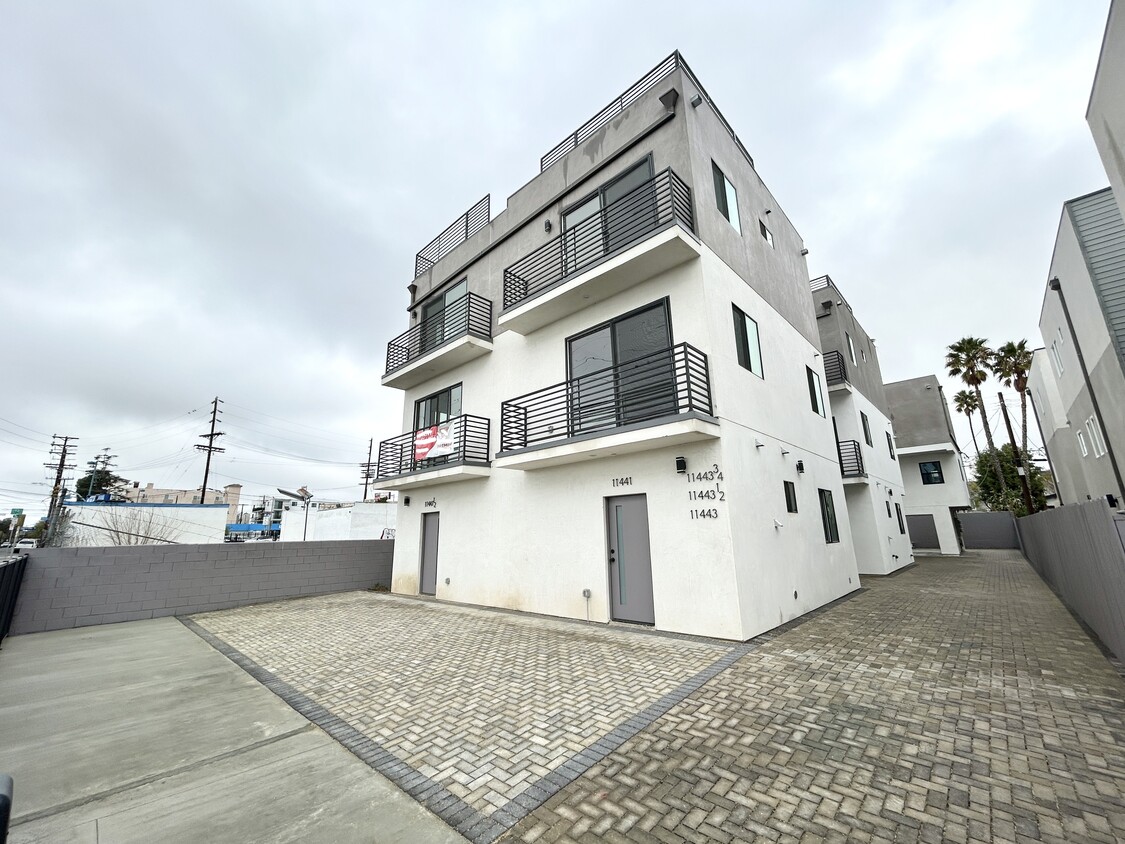 Primary Photo - 11441 Hatteras St