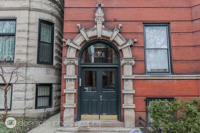 Foto del edificio - 1303 N Hoyne Ave