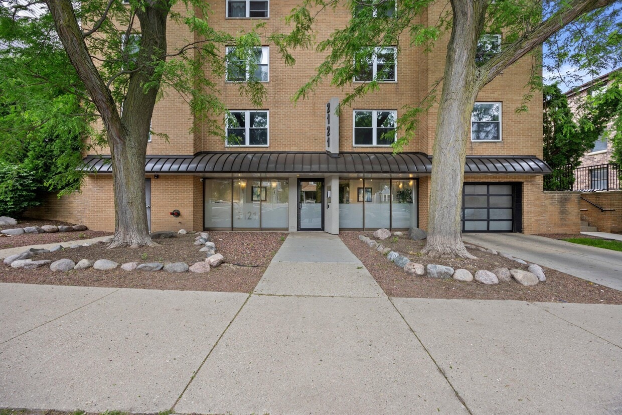Primary Photo - 2121 N Cambridge Ave