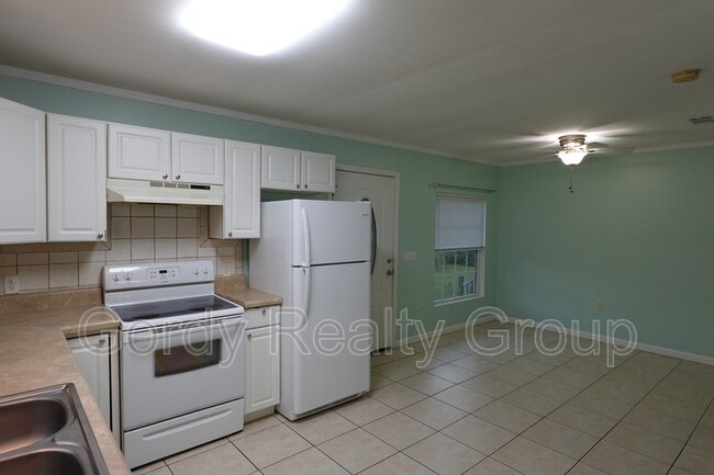 Building Photo - 3145b Redbud Ln