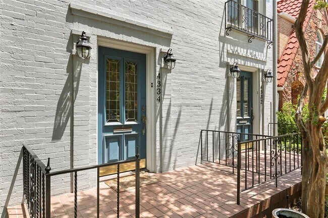 Building Photo - 4332 University Blvd