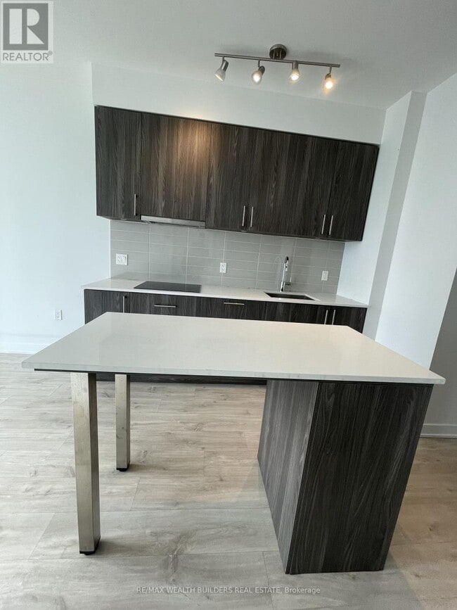 Building Photo - 576 Front St W