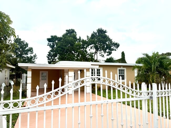 Foto del edificio - 1161 NW 116th St