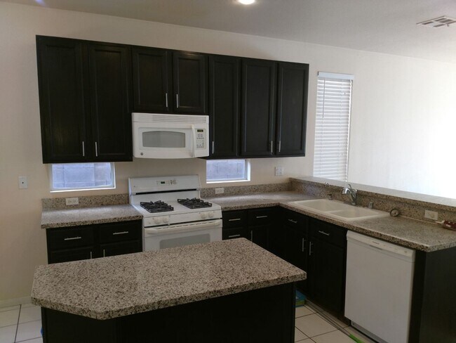 Building Photo - 4 bedroom 3 bath 3 car garage Summerlin