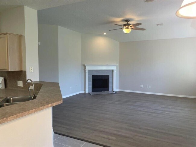 Foto del edificio - 301 Cedar Branch Dr
