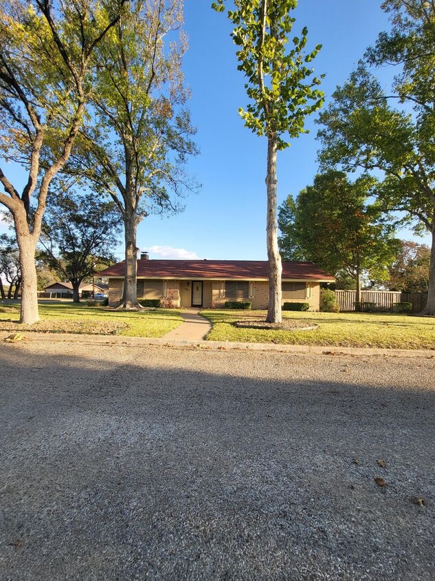 Primary Photo - Very nicely renovated 3 bedroom 2 bath home