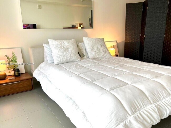 Building Photo - 1600 NE 1st Ave