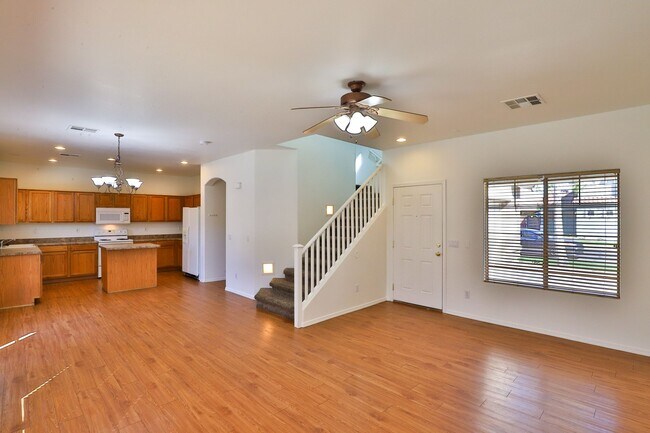 Building Photo - 1071 E Redwood Dr