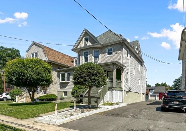 Building Photo - 19 E Clay Ave