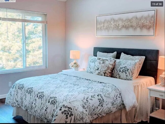 Foto del edificio - $2850 / 2 BR - GORGEOUS MEADOWBROOK CONDO ...