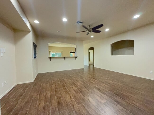 Building Photo - Beautiful 4 bedroom home - Holiday Subdivi...