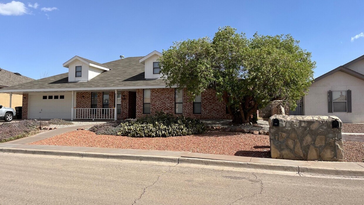 Primary Photo - Spacious 5 Bedroom House with Fireplace