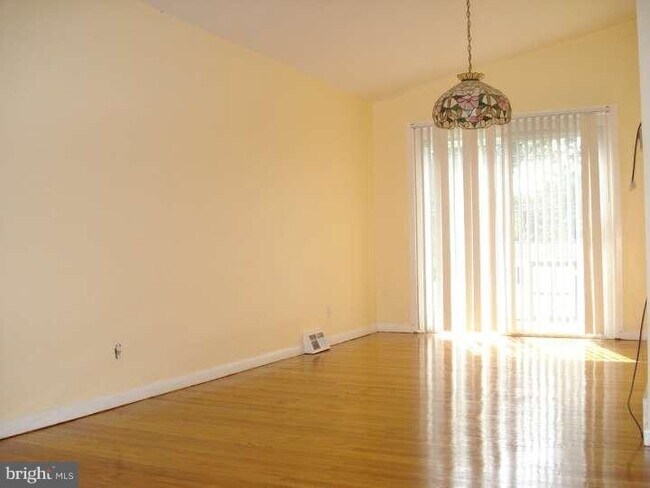 Foto del edificio - 121 Yellowstone Rd