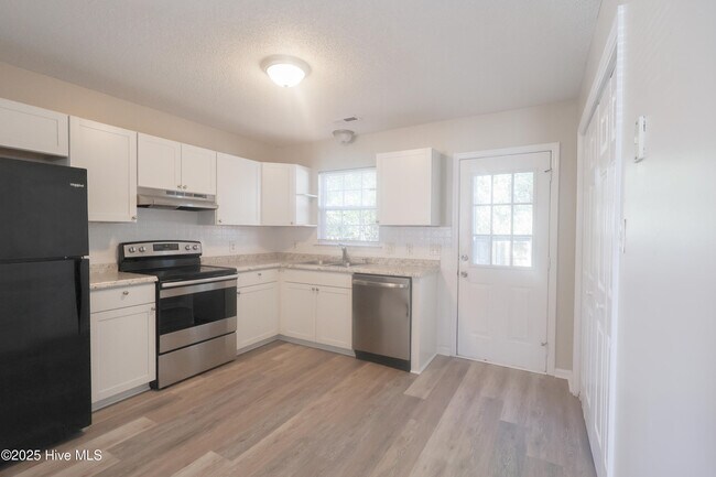 Building Photo - 1091 W Pueblo Dr