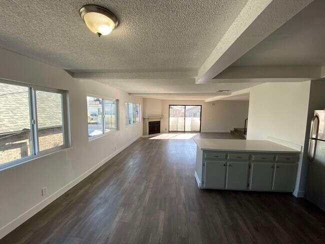 Foto del edificio - 829 N Bunker Hill Ave