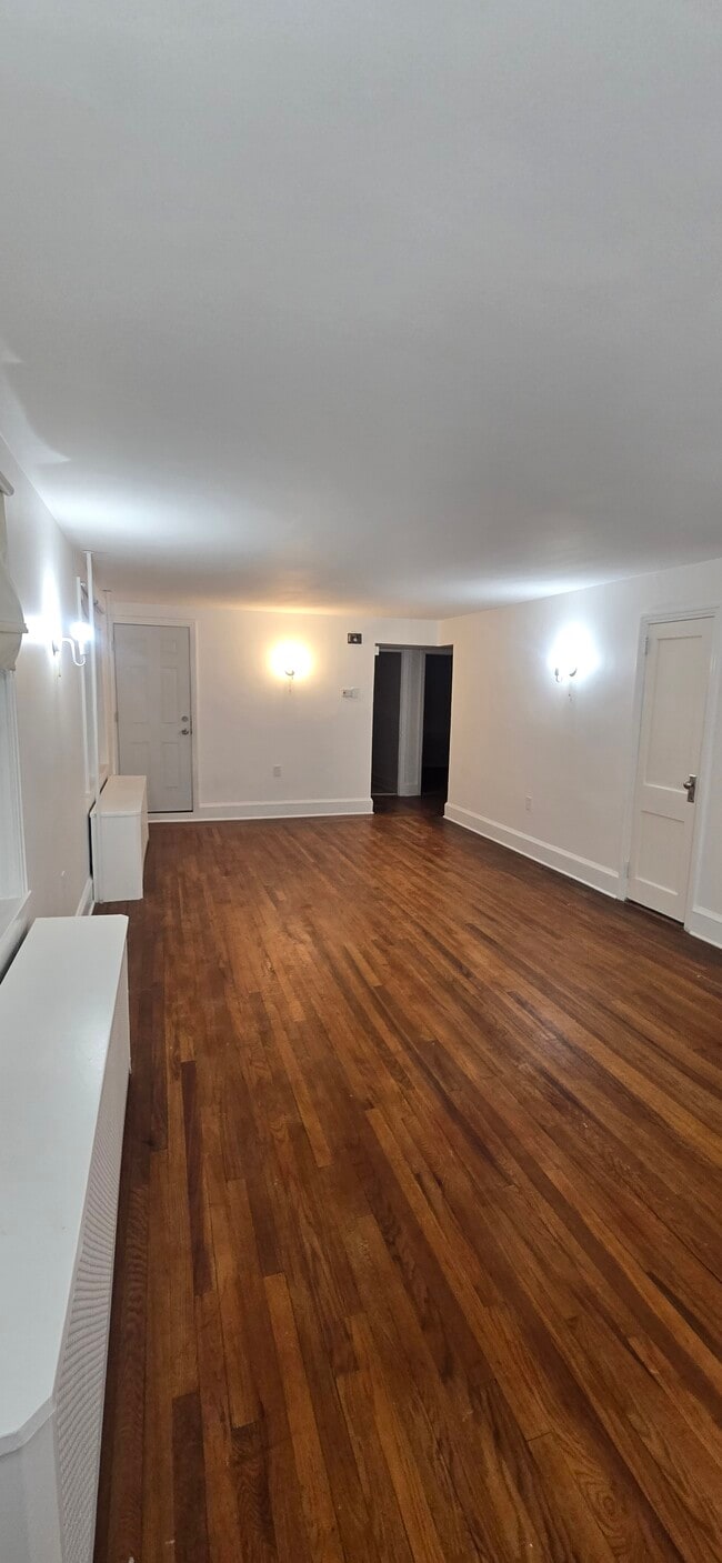 Living Room - 949 E Walnut St