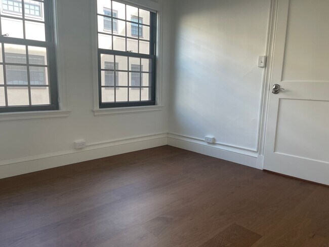 Building Photo - Harvard Sq 2 bed Split Brand New Renovation, 1 month Free rent Vacant and ready