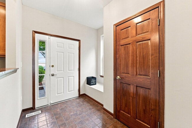 Building Photo - 2532 Oneida Ln