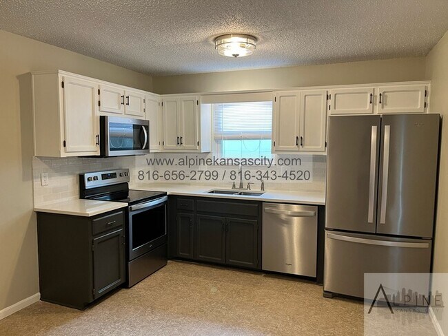 Foto del edificio - 2 Units Available Across from Congress Mid...