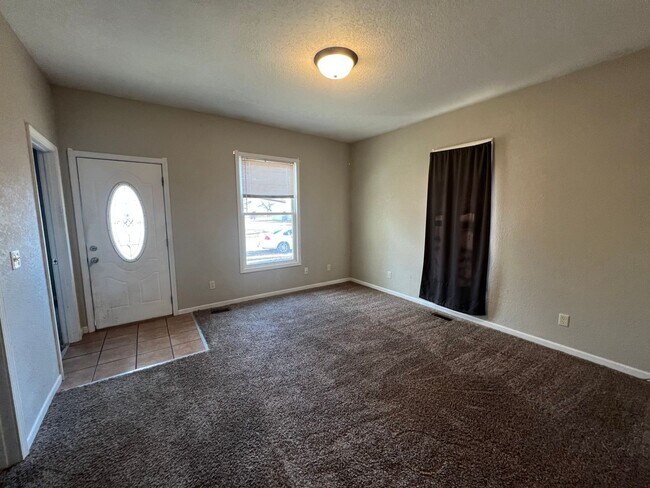 Foto del edificio - Coming Soon!! 2 BEDROOM, OFFICE SPACE, LAU...