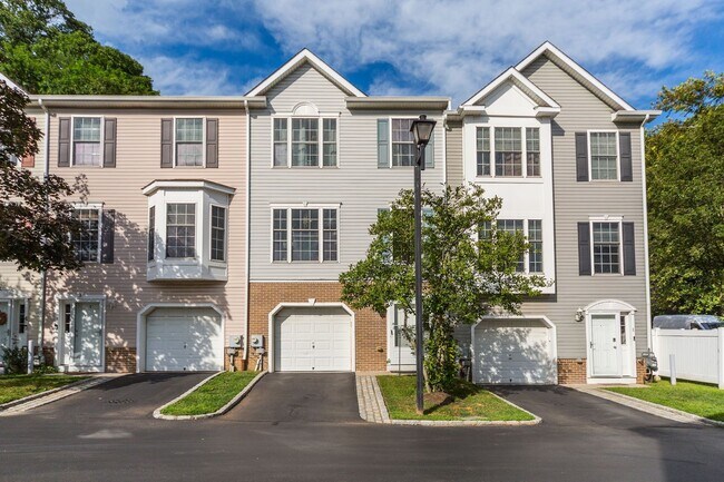 Foto del edificio - Beautiful 3-Bed, 2.5-Bath Townhome with Ga...