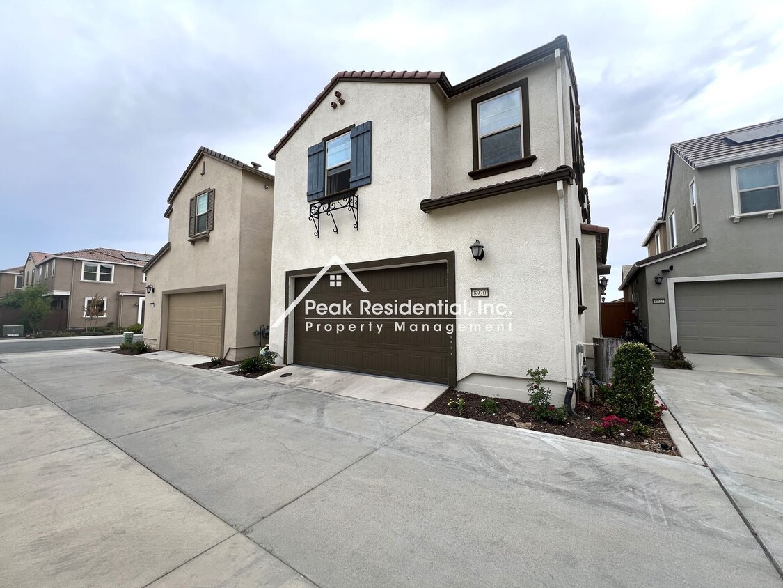 Primary Photo - Updated Elk Grove 3bd/2.5ba Home with 2 Ca...