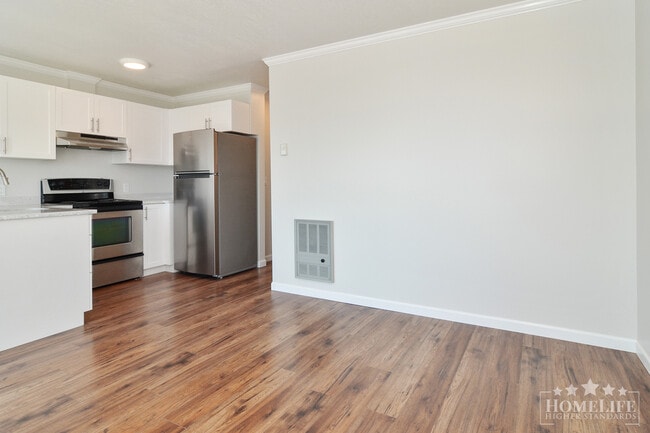 Building Photo - 14535 Sunset Dr