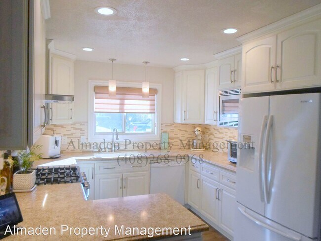 Building Photo - 4 br, 2 bath House - 1699 Hyacinth Ln.