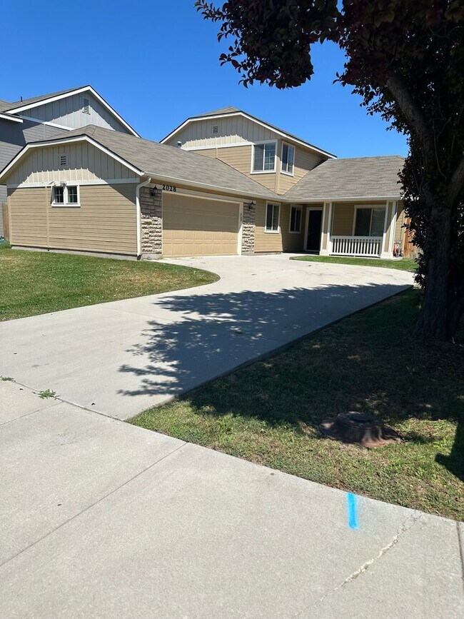 Foto del edificio - $1,995.00 / Ready Now this 4 bedroom home ...
