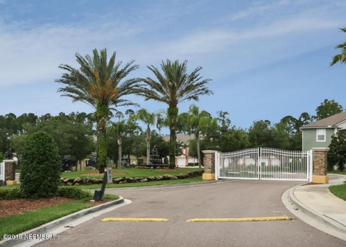 Foto principal - Condo. with Garage. Close to the Beach