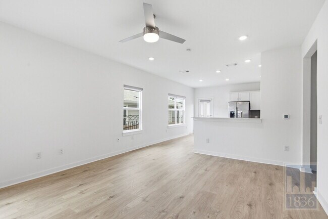 Building Photo - 10925 Tildon Ave