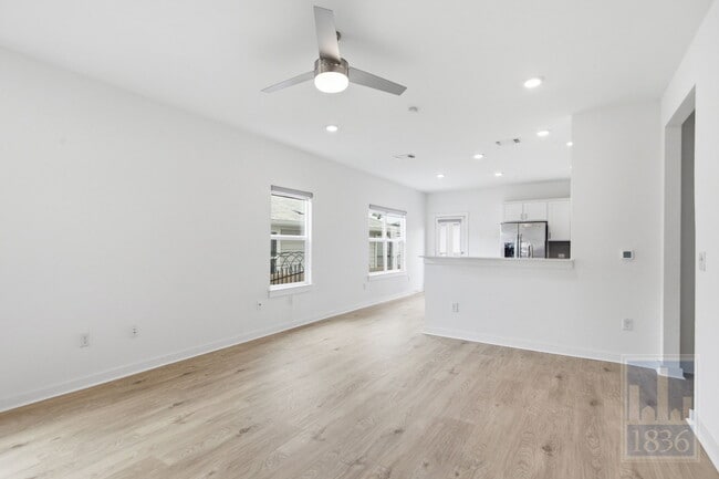 Foto del edificio - 10925 Tildon Ave