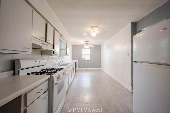 Building Photo - Charming 3-Bedroom Home with Gleaming Hard...