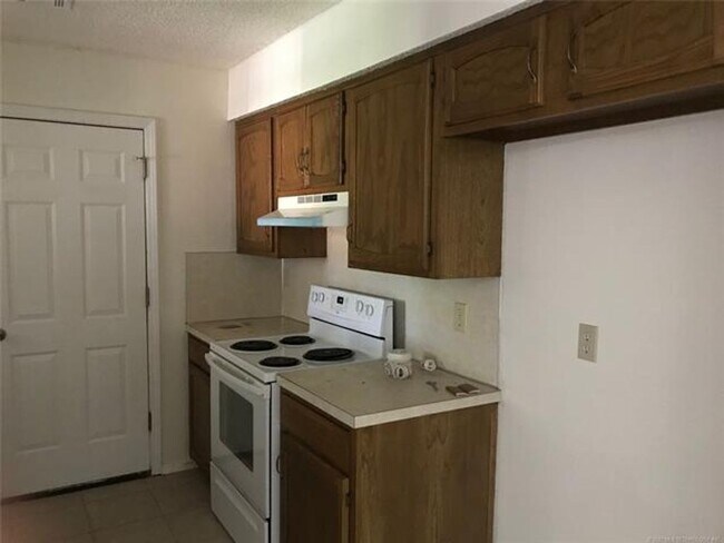 Foto del edificio - UNION Schools 3/2/2 near High School and Woodland Hills Mall.