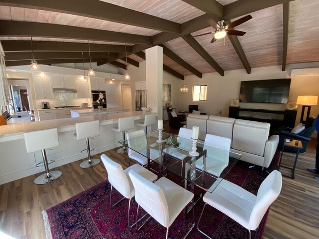 Foto del edificio - 121 Degas Rd