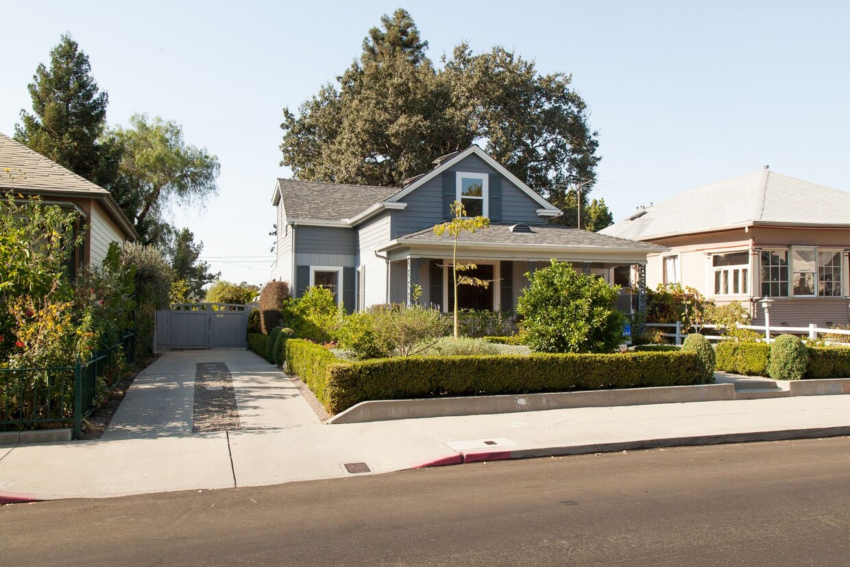 Primary Photo - 4 Bedroom House with HUGE Backyard on Hist...