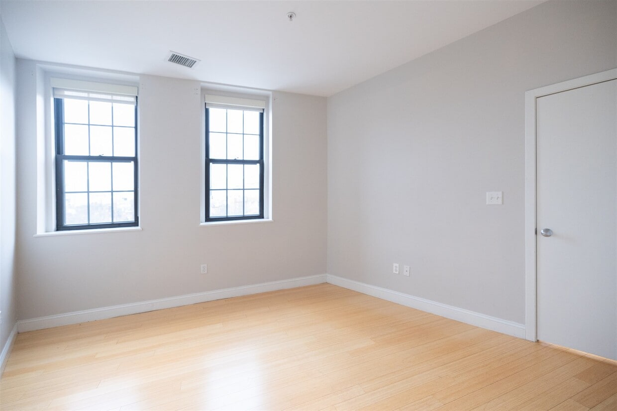 Primary Photo - 490 Harrison Ave