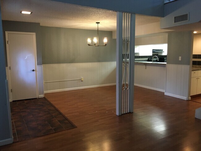 Building Photo - Large Comfortable Sparks Town Home with a ...