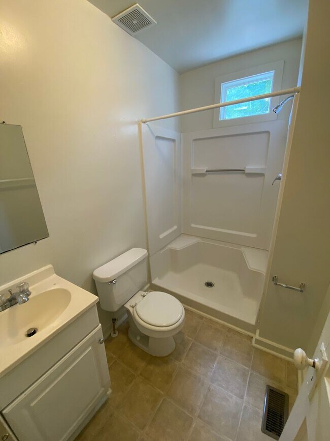 Foto del edificio - Charming 1 Bedroom Duplex in Trinity Park - Fenced Backyard!